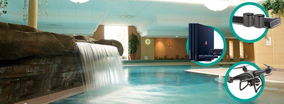 Luxuriöser Pool mit Wasserfall sowie Playstation, Lautsprecher und Drohne